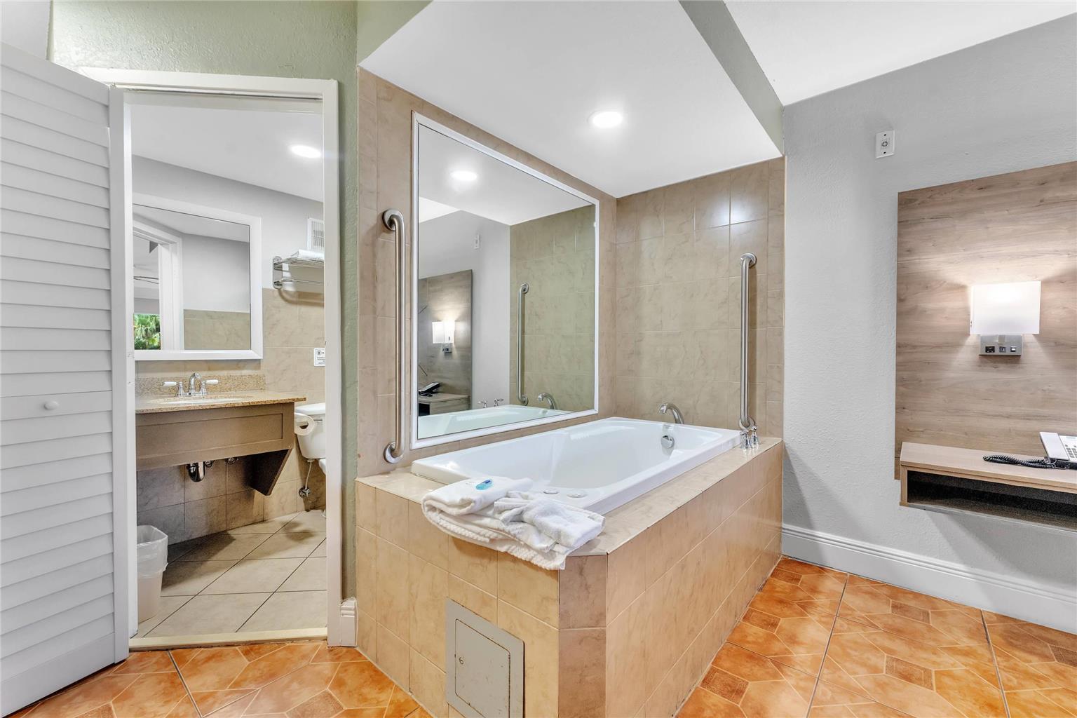 Rodeway Inn & Suites Fort Lauderdale Airport & Cruise Port - photo 41
