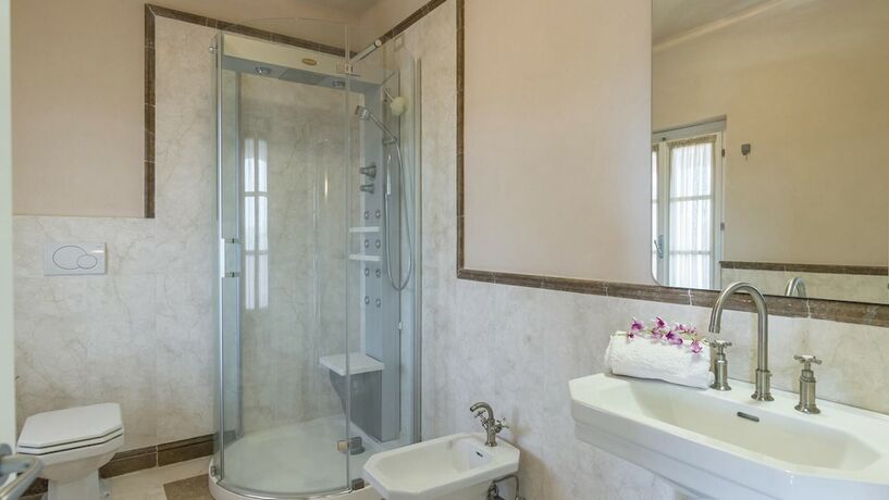 Dimora Rovena 24 In Castiglione Del Lago — 4-Star Luxury Hotel in Castiglione Del Lago, Italy
