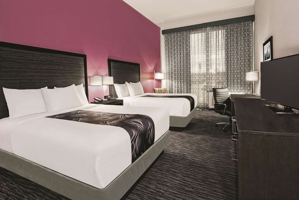La Quinta Inn & Suites by Wyndham Dallas Grand Prairie North - photo 17