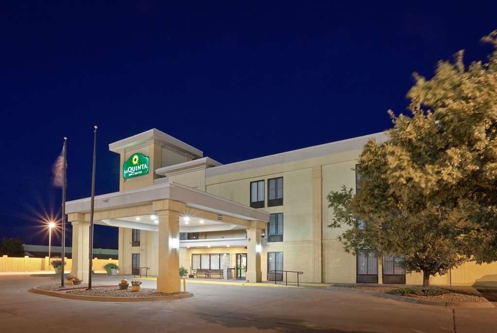 La Quinta Inn & Suites by Wyndham Salina - photo 3