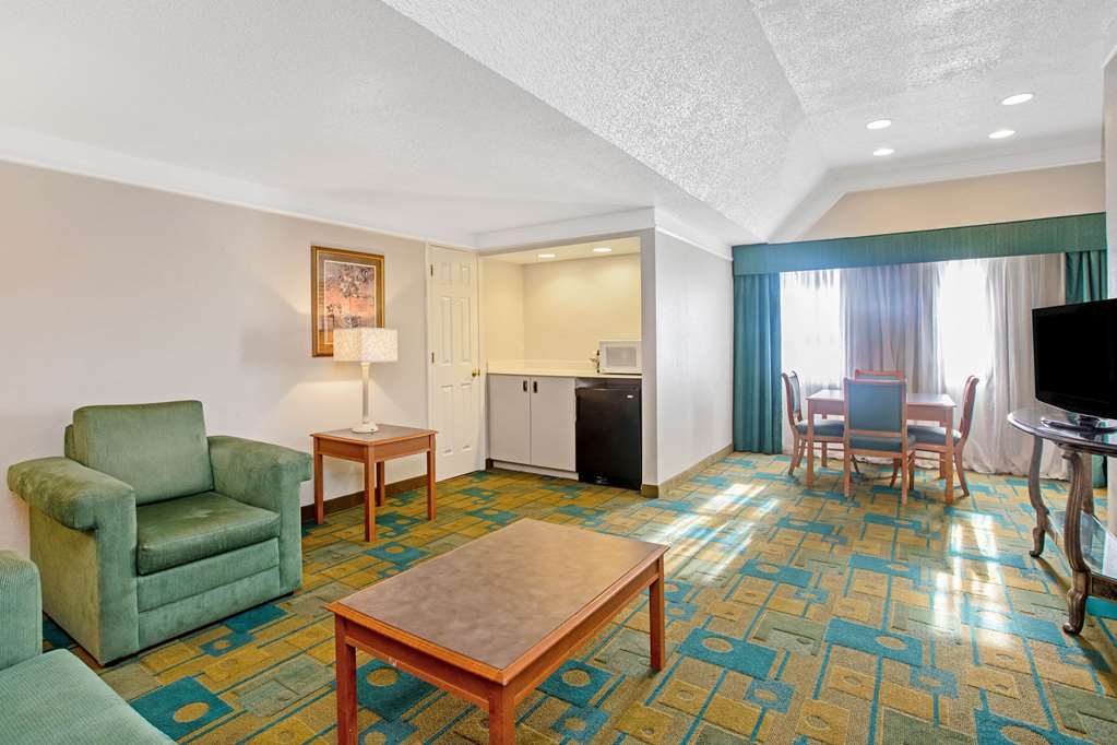 La Quinta Inn by Wyndham El Paso Cielo Vista - photo 24