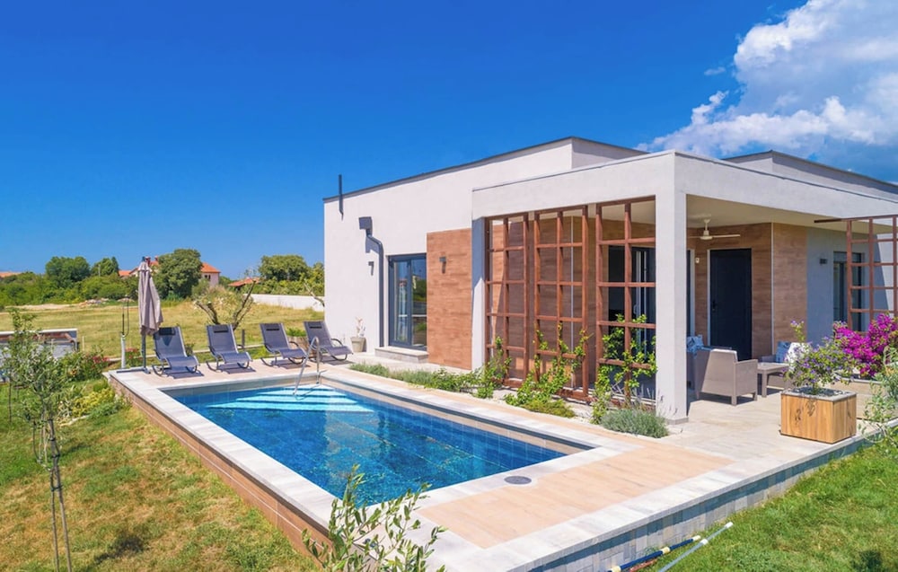 Villa Lily — 4-Star Luxury Hotel in Galizana, Croatia