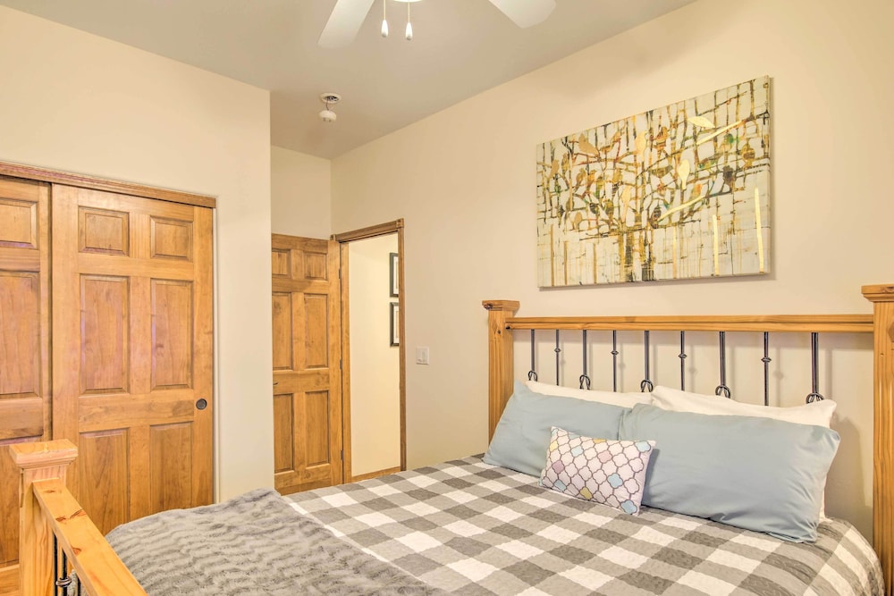 3 Mi to Golf Course Show Low Escape with Fire Pit in Show Low, United States