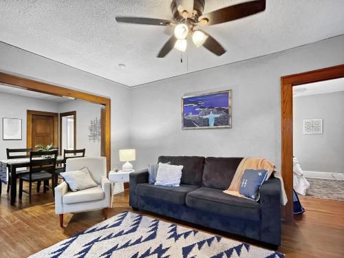 Roomy 4BR by Drake Sleeps 13 HUGE yard in Des Moines, United States