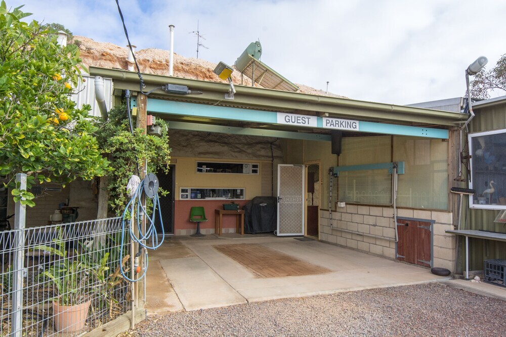 Down to Erth B&B — 4-Star Luxury Hotel in Coober Pedy, Australia