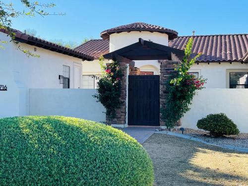 Beautiful Private Casita Guesthouse w Kitchen Access to Pool Spa — 4-Star Luxury Hotel in Goodyear, United States