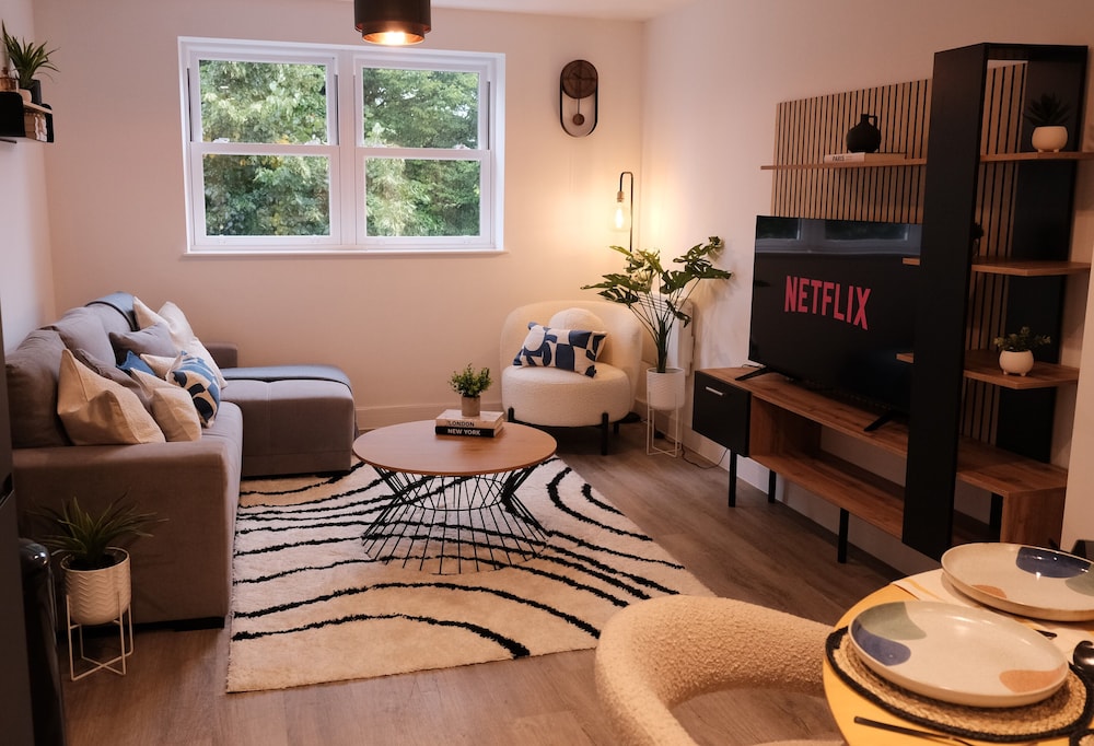 Welcome Business Or Pleasure Southampton 'City Vibes' # Stylish Apartment With Outdoor Courtyard 1 4 Guests Book Your City Break Or Pre Cruise Stay Close To Mayflower Theatre Universities Cruise Terminals Hospitals & Shops — 4-Star Luxury Hotel in Southampton, United Kingdom