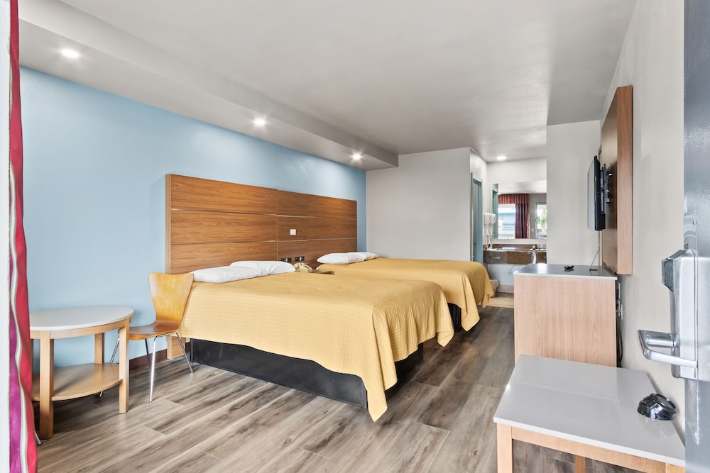 Regency Inn Near Boardwalk & Hurlburt Field - photo 9