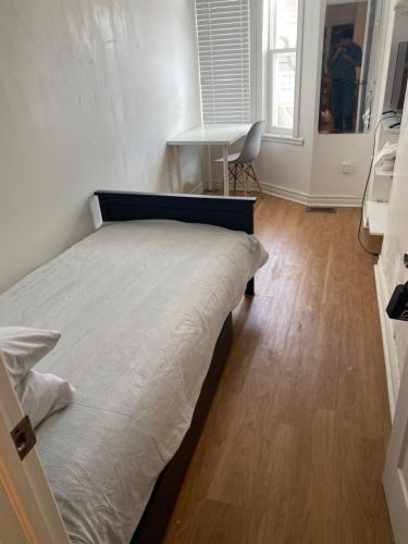 Single Room with SHARED Bathroom 536C - carbon neutral hotel in Toronto