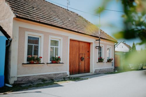 Dráchovský dvorek - carbon neutral hotel in Unknown City