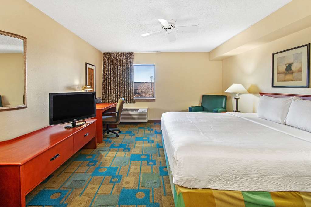 La Quinta Inn & Suites by Wyndham Albuquerque Journal Ctr NW - photo 10