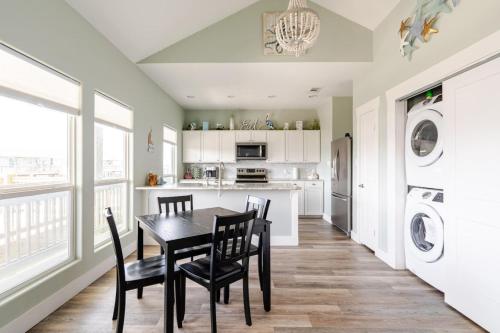 King Bed Fireplace. Sleeps 8 in Bolivar Peninsula, United States