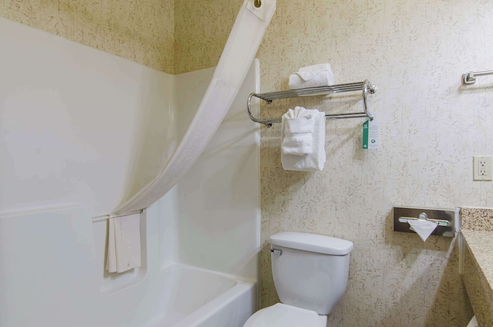 Quality Inn Junction City Near Fort Riley - photo 33