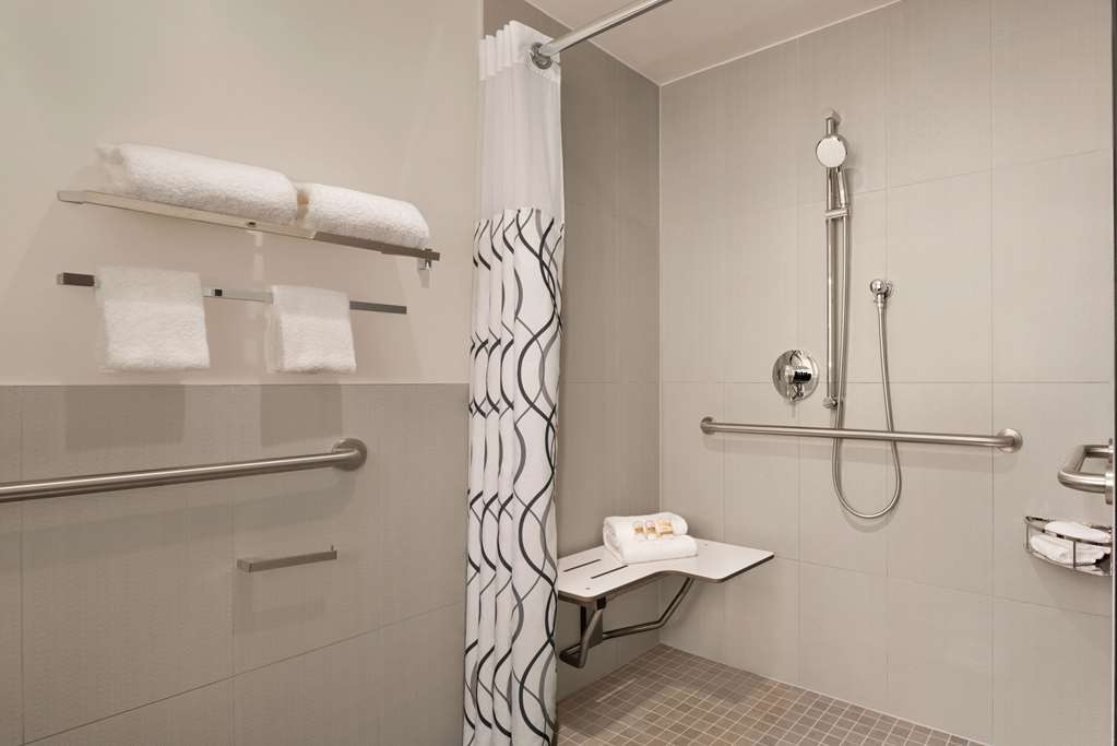 La Quinta Inn & Suites by Wyndham Times Square South - photo 7