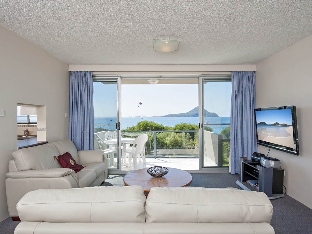 Ocean Shores 12 Waterfront Unit with Sensational Water Views WiFI and Air Conditioning — 4-Star Luxury Hotel in Nelson Bay, Australia