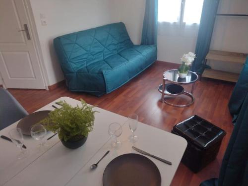 Cocon 10 Minutes a Pied du Circuit 24 H Musee 24h Grand Prix Moto Centre Des Exposition Antares Boulerie Jump in Le Mans, France