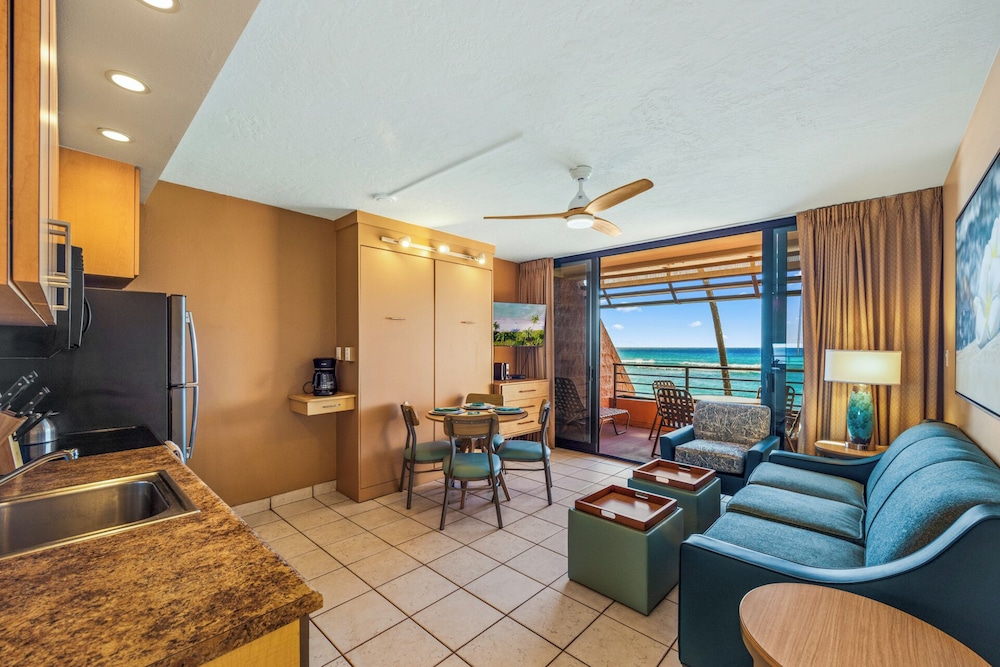 Kuleana Club #710 Oceanfront 1 bedroom & 1 bathroom 2nd Floor — 4-Star Luxury Hotel in Lahaina, United States