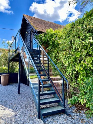 Cosy Hampshire Barn Getaway Large Garden Alongside A Stunning River Fire Pit Bbq Outdoor Seating Country Walks Pubs — Romsey