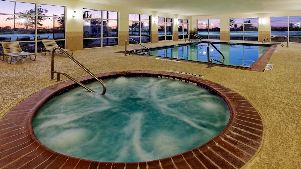 Holiday Inn Express Hotel & Suites Cleburne by IHG - photo 20