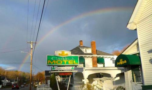 Claddagh Motel & Suites - photo 49