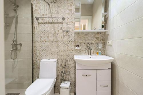 Unique 3 Apt Combo for 6 Guests by Wehost