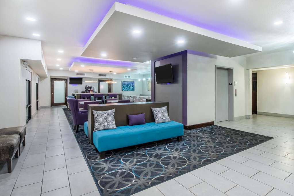 La Quinta Inn & Suites by Wyndham Fairborn Wright Patterson - photo 7