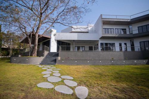 Earth Song by StayVista Boasting an Open theatre Games Spacious lawn Swimming pool & Conference room in Pune, India