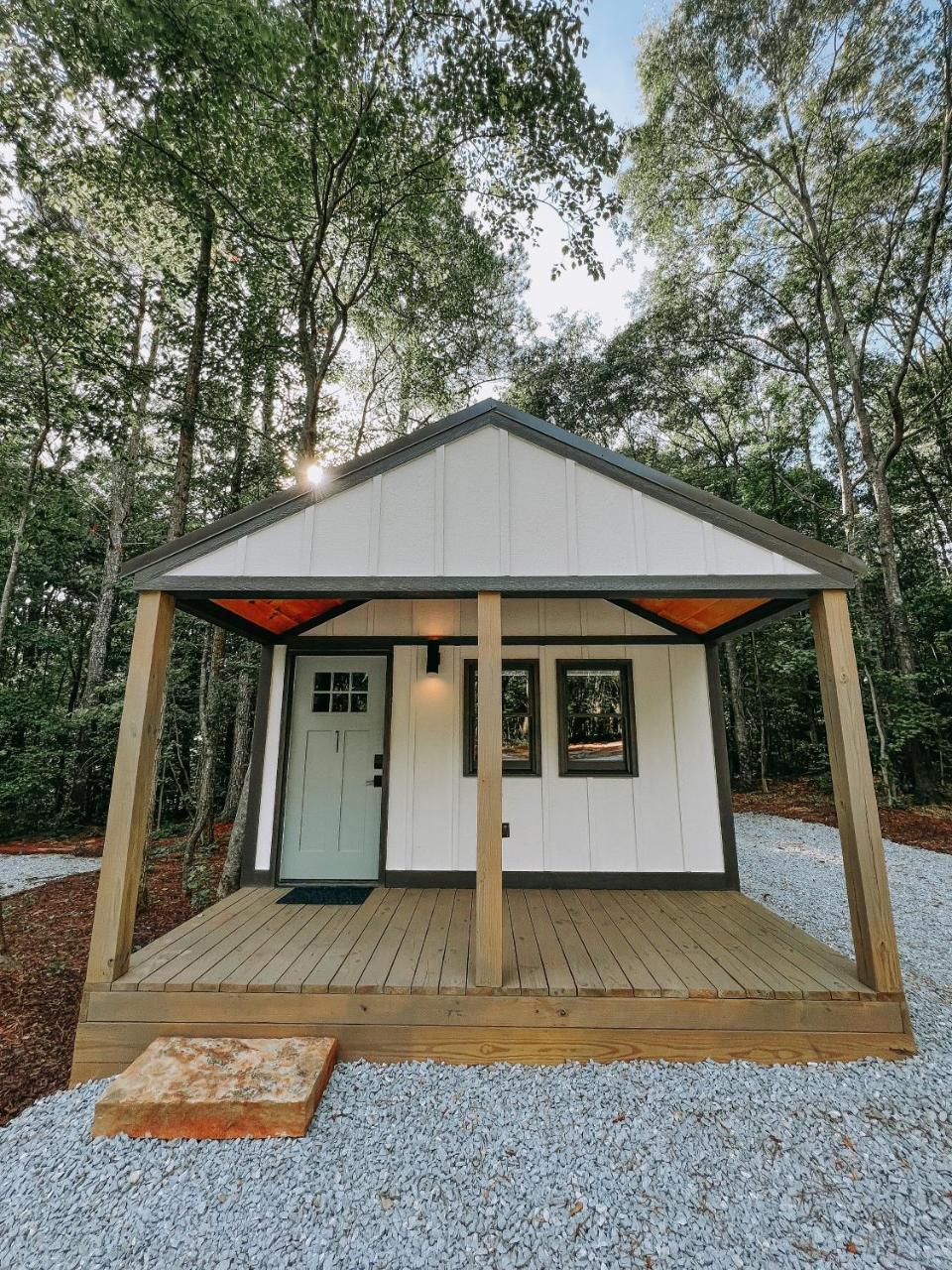 Cabin #1 Studio with Kitchenette — 4-Star Luxury Hotel in Hartwell, United States