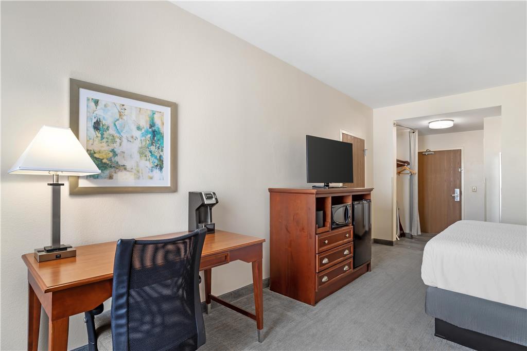 Best Western Plus Executive Hotel & Suites - photo 25