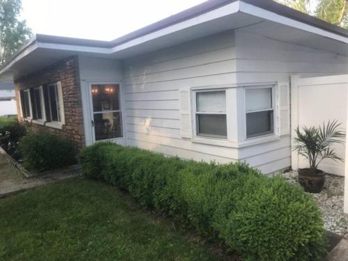 Adorable Buckeye Lake Cottage — 4-Star Luxury Hotel in Buckeye Lake, United States
