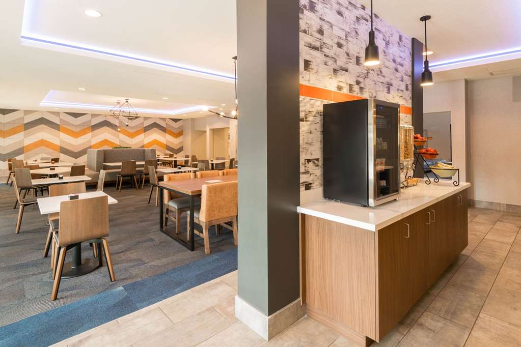 La Quinta Inn & Suites by Wyndham Las Vegas Airport South - photo 39
