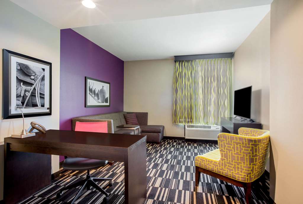 La Quinta Inn & Suites by Wyndham McAllen Convention Center - photo 22