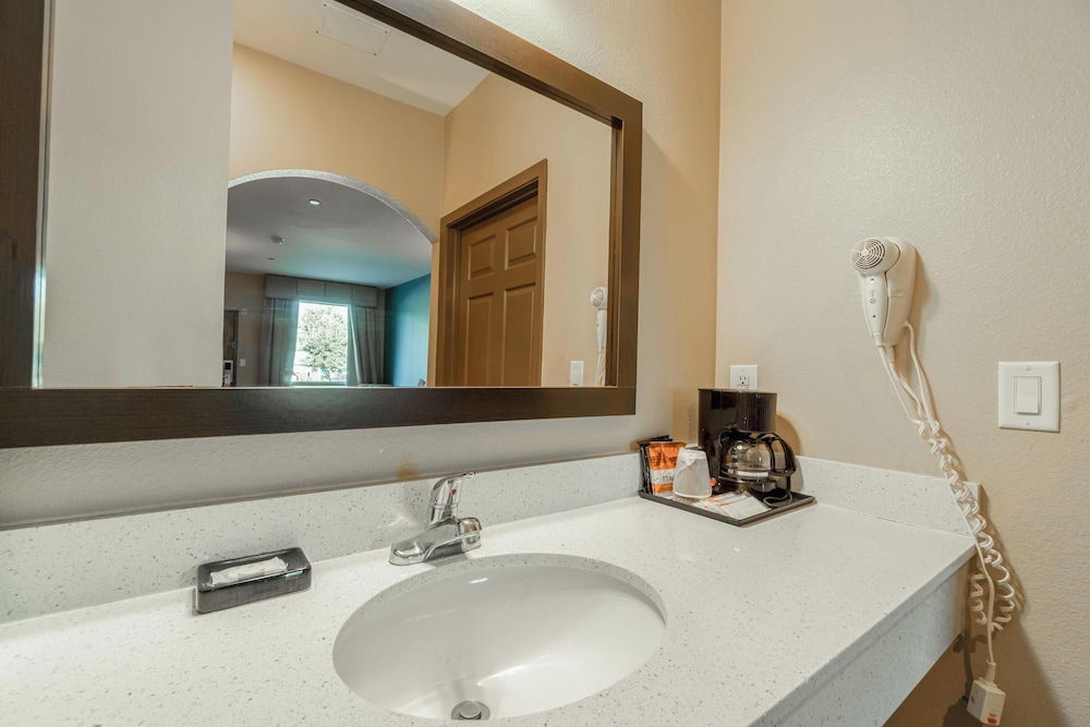 Moulton Inn & Suites By OYO Near Shiner TX - photo 33