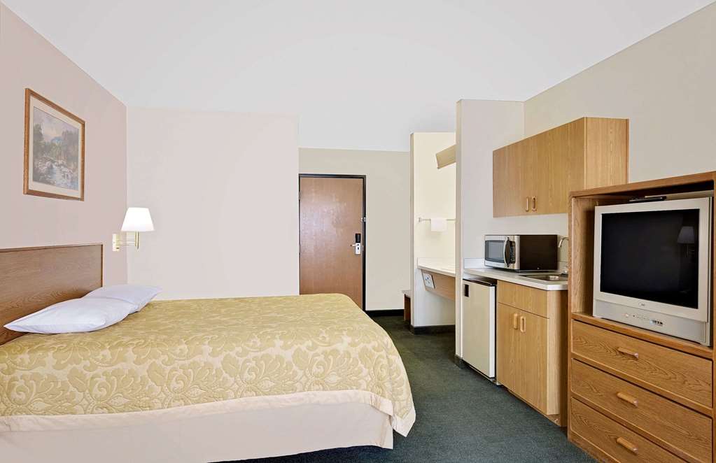 Super 8 by Wyndham Battle Mountain - photo 12