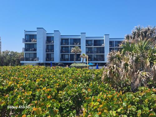 Oceanique Resort — hotel in Indian Harbour Beach