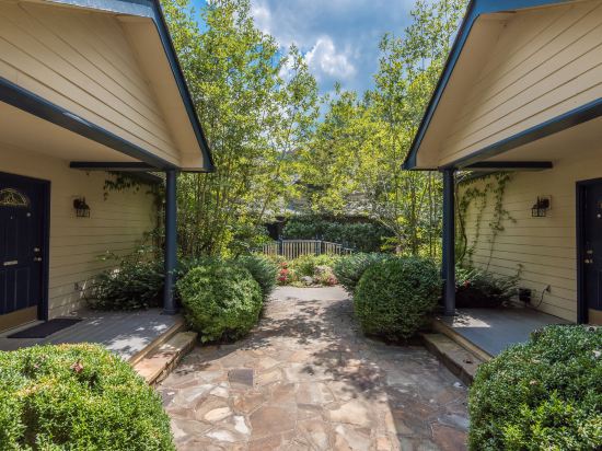 Eight Gables Inn - photo 8