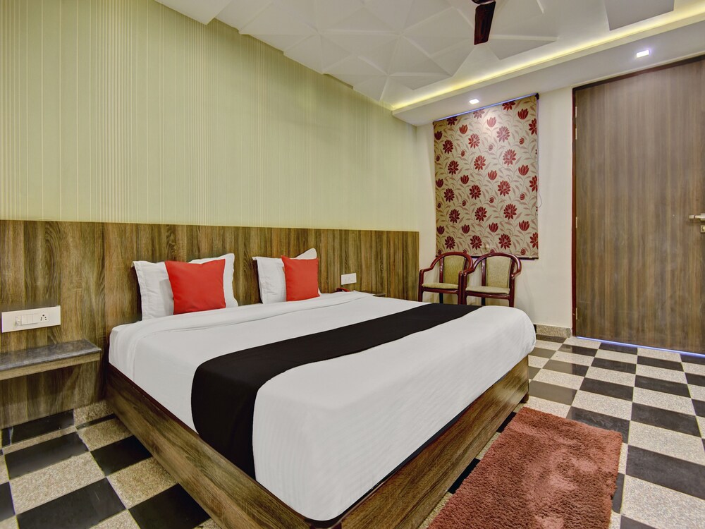 Capital O 8823 City Club — hotel near Kanpur Airport