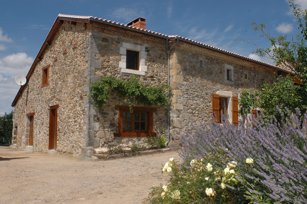 Gites Chez Annick et Patrick — 4-Star Luxury Hotel in Montbron, France