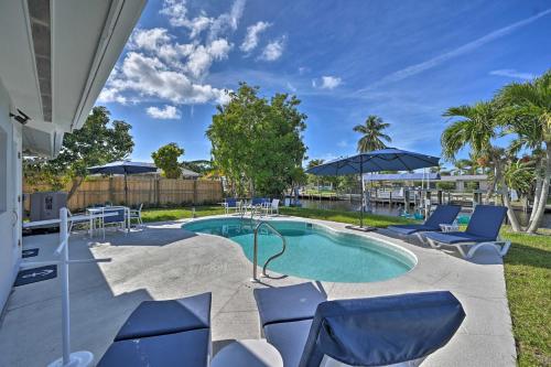 Pool Dock Game Room Cape Coral Canal Home — 4-Star Luxury Hotel in Cape Coral, United States