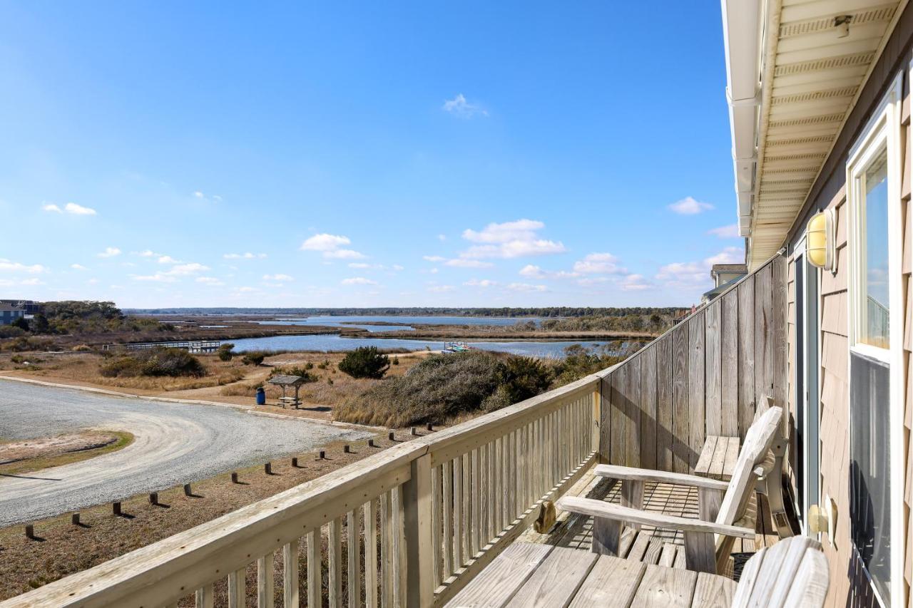 Ocean View Steps to Beach Sleeps 10 Prime Location — 4-Star Luxury Hotel in Sneads Ferry, United States