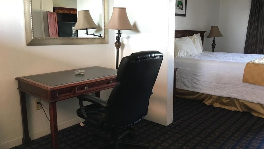 Majestic Inn - photo 8