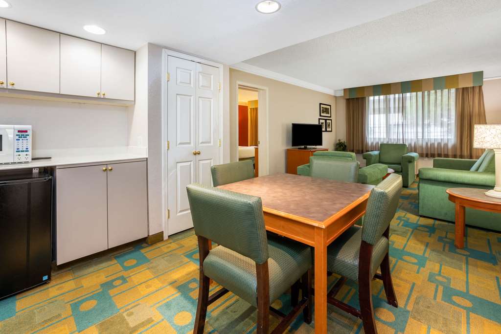 La Quinta Inn & Suites by Wyndham Seattle Sea Tac Airport - photo 25