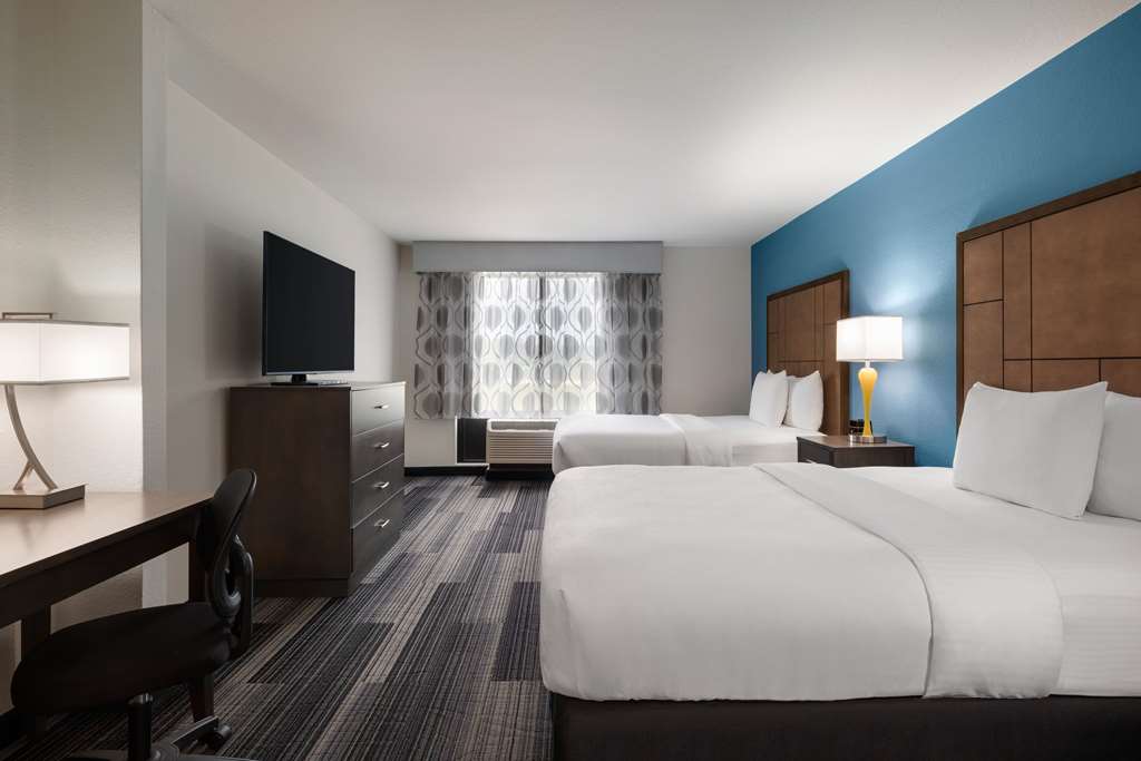 La Quinta Inn & Suites by Wyndham Springfield Airport Plaza - photo 16