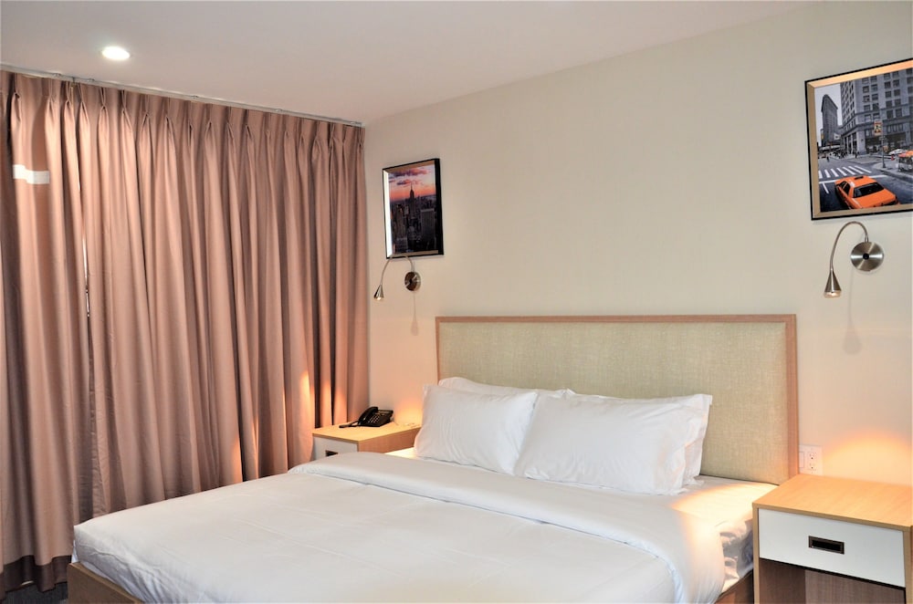 Lic Plaza Hotel - photo 6