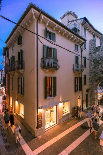 Appartamenti La Grotta — 4-Star Luxury Hotel in Bardolino, Italy