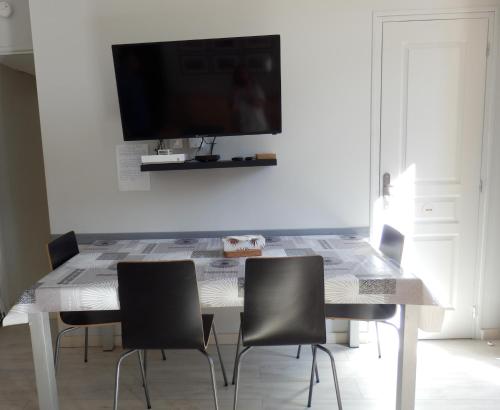 Agreable T2 Au Centre de Luchon in Bagneres-De-Luchon, France