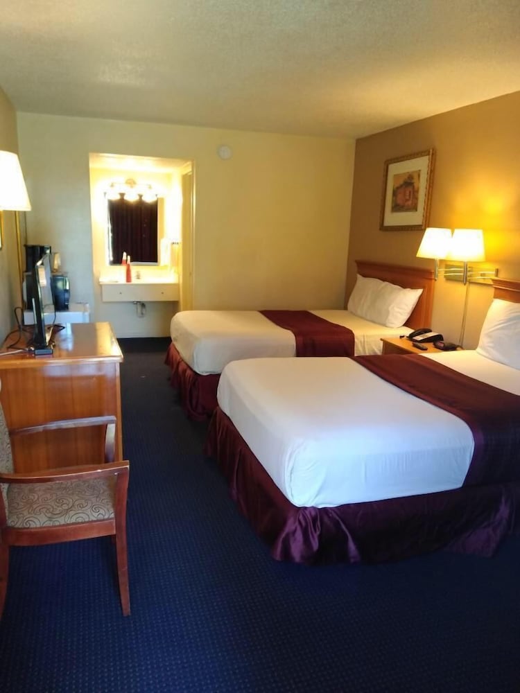 Knights Inn San Antonio near Frost Bank Center - photo 11