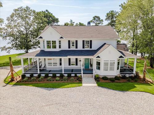 Family Ties Lakeside Retreat in Chapin, United States