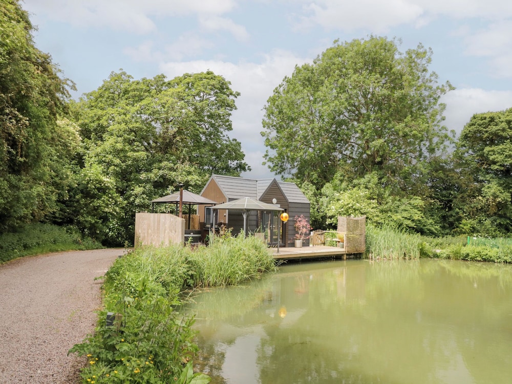 Maple Lodge at Bridge Lake Farm & Fishery — 4-Star Luxury Hotel in Banbury, United Kingdom