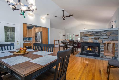 Hummingbird Hideaway - carbon neutral hotel in Brevard